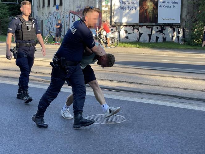 Policjantka spryskała policjanta gazem pieprzowym. Nieudolna interwencja w Śródmieściu