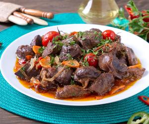 Smak dzieciństwa zamknięty w prostym przepisie. Wątróbka wraca do łask, a jej cena to prawdziwa okazja