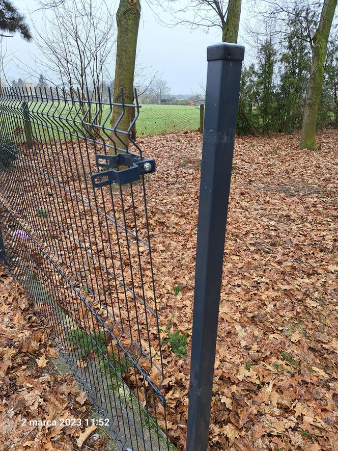 W Manieczkach złodzieje zdemontowali ogrodzenie cmentarza