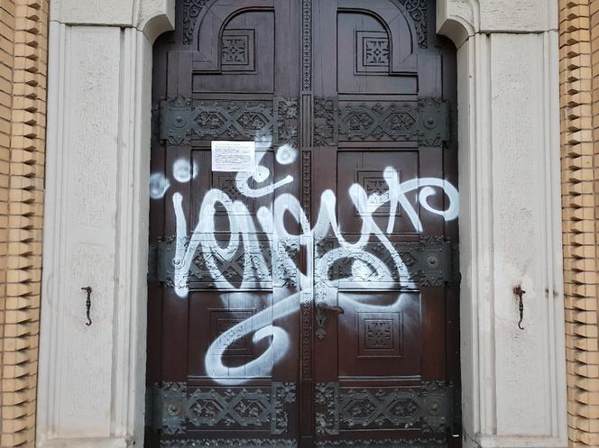 Łódź: ktoś zniszczył drzwi łódzkiej katedry! Sprawca pomalował je białym sprayem ZDJĘCIA, WIDEO