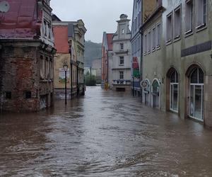 Krytyczna sytuacja w Kłodzku. Okropnie leje, ulice i domy zalane, potrzebujemy pomocy