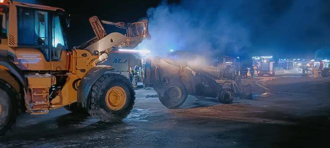 Nowa Biała. Gigantyczny pożar w składzie budowlanym. Prawie 100 strażaków walczyło z ogniem