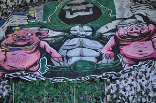 Derby Trójmiasta. Lechiści kupili flagę Arki, żeby ją spalić. Wydali majątek 