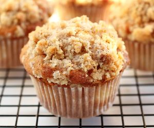 Deser z odrobiną słońca. Wypróbuj te przepyszne muffinki z brzoskwiniami i kruszonką