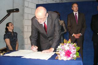 Jan Jabłkowski podpisuje akt erekcyjny