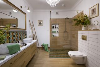 Zabudowa nad WC. Pomysły na wykończenie ściany w łazience
