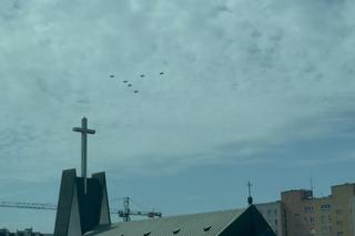 Samoloty w szyku bojowym latają nad Warszawą. Co się dzieje?!