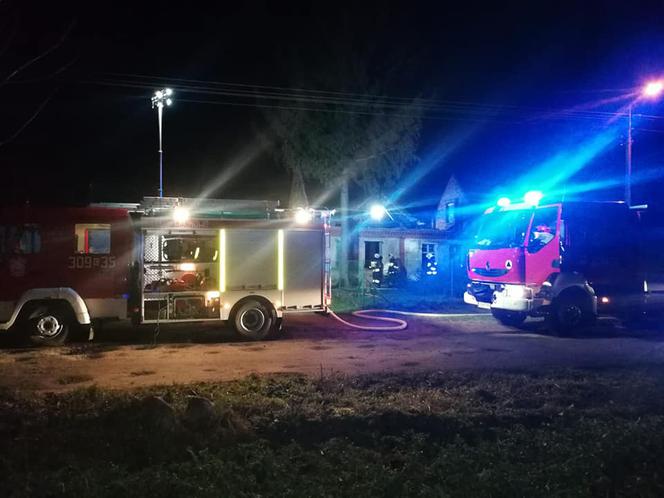 Pożar obudził gospodarza. W ogniu stanął budynek gospodarczy