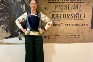 Karolina Czarnecka kiedyś śpiewała Hera, koka, hasz, LSD. Dziś z dzieckiem u boku wspiera nastolatki