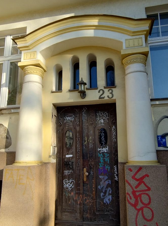 Sopot pod warstwą farby ze spreju. Graffiti w kurorcie