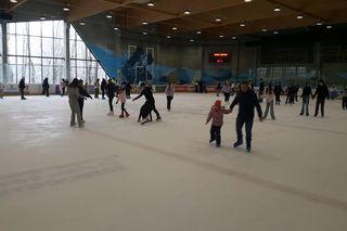 Uczniowie bydgoskich szkół oblegają lodowiska. Na Torbydzie nieprzebrane tłumy!