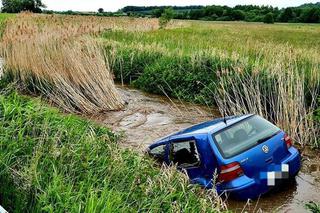 Wypadek w powiecie strzelińskim: Volkswagen wypadł z drogi i wpadł do rzeki