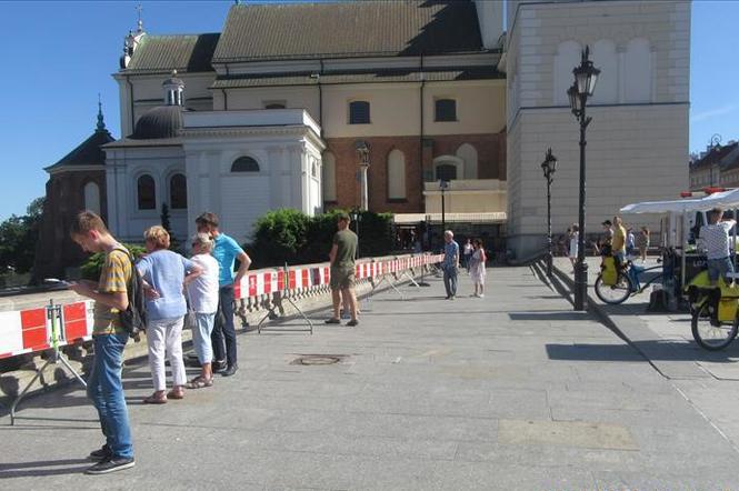 Balustrada runęła na chodnik przy trasie WZ