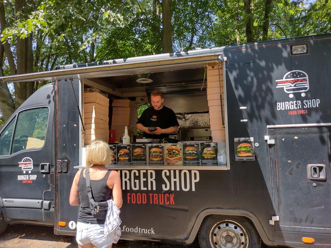 Trwa Festiwal Smaków Food Trucków w Olsztynie. Co dobrego można zjeść? [ZDJĘCIA]