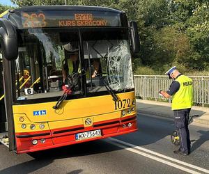 Czołowe zderzenie autobusu miejskiego z rowerzystą w Warszawie. Niedawno zginęły tam trzy osoby