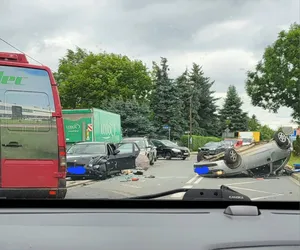 Dachowanie pod Krakowem. Utrudnienia po zderzeniu trzech aut. Jest ranny