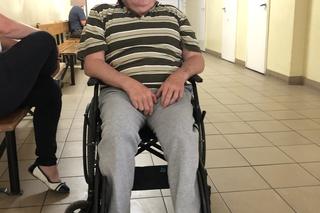 Pacjenci czołgają się po schodach