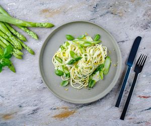 Jednogarnkowy makaron wiosenny. Jamie Oliver zachwyca przepisem