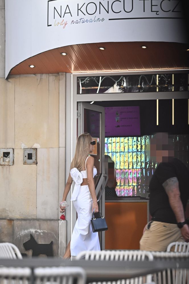 Ewa Chodakowska je lody w upalny dzień