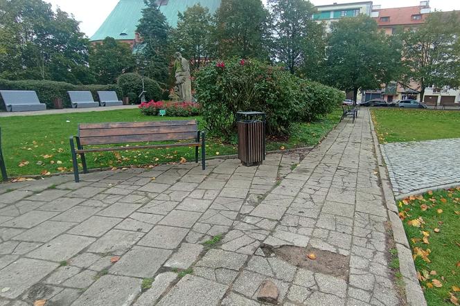 Zniszczony chodnik na placu Orła Białego