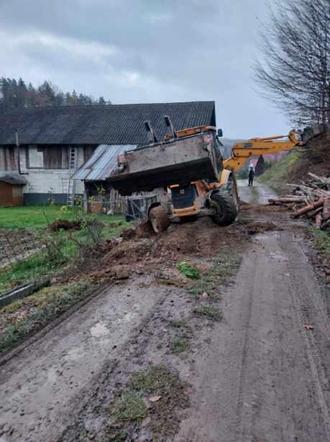 Pijany operator koparki zniszczył 20 metrów płotu i uciekł w pole