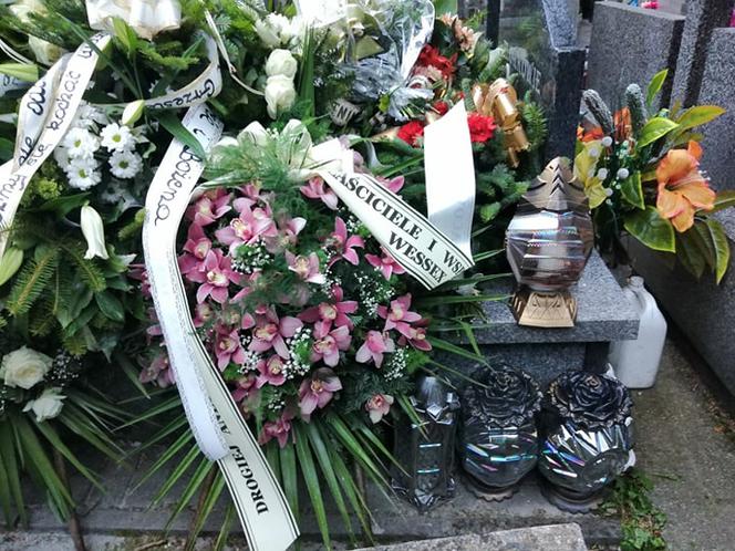 Tragedia w Salisbury. Zamordowane kobiety pochowane w Tarnowie. Grobu nie widać spod kwiatów