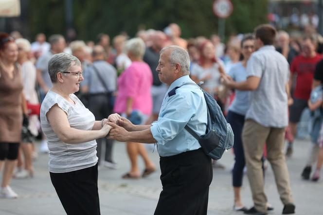 Potańcówki przed Teatrem Śląskim w Katowicach. "Roztańczony Wyspiański" porwał tłumy