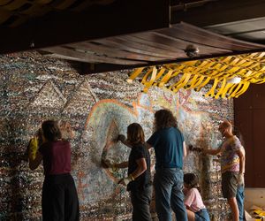 Czyszczenie mozaiki w Kiekrzu z bazgrołów