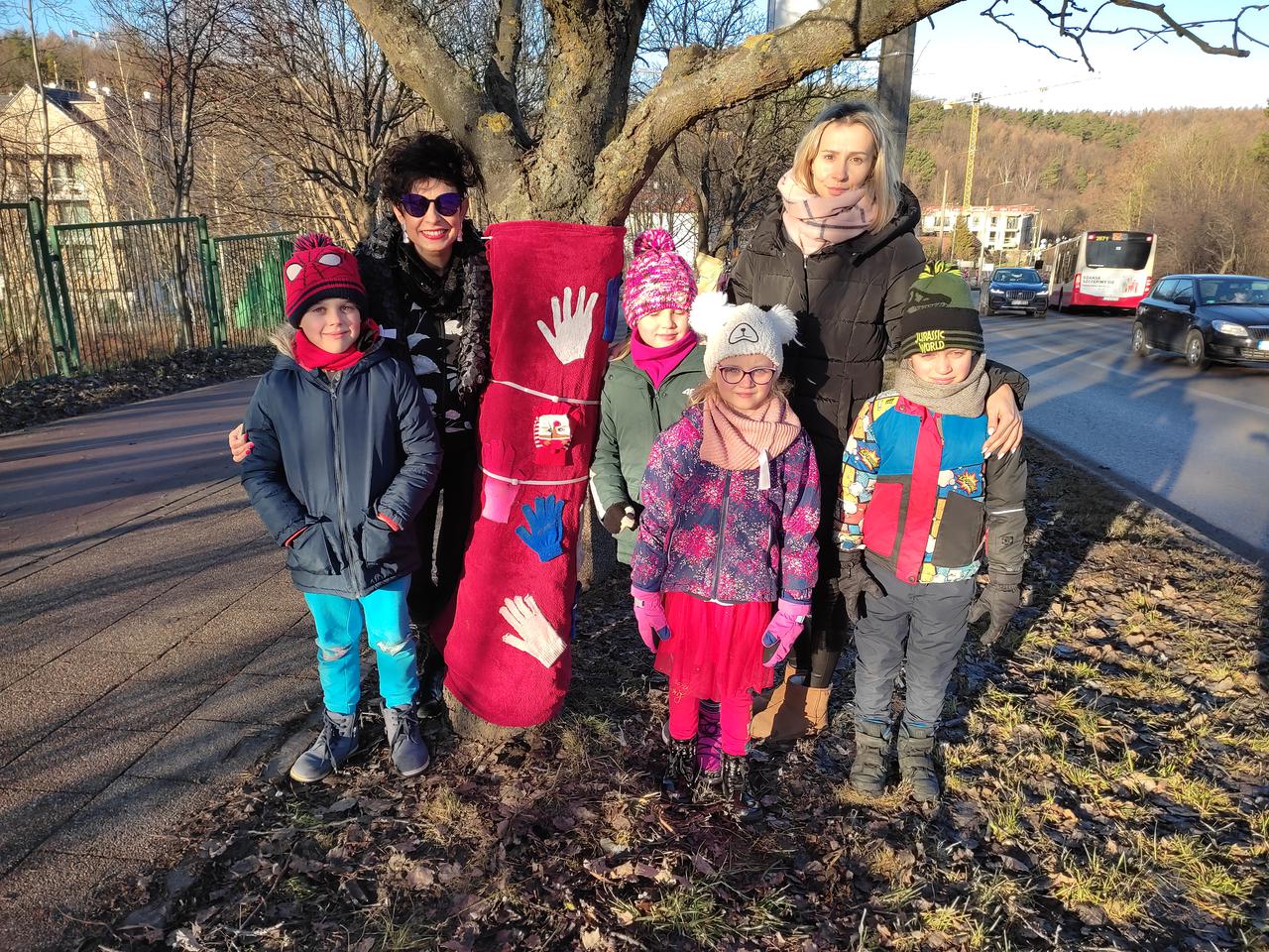 Gdańsk: Jaśkowa Dolina tonie… w kolorach! Przedszkolaki uszyły ubrania dla ponad 50 drzew