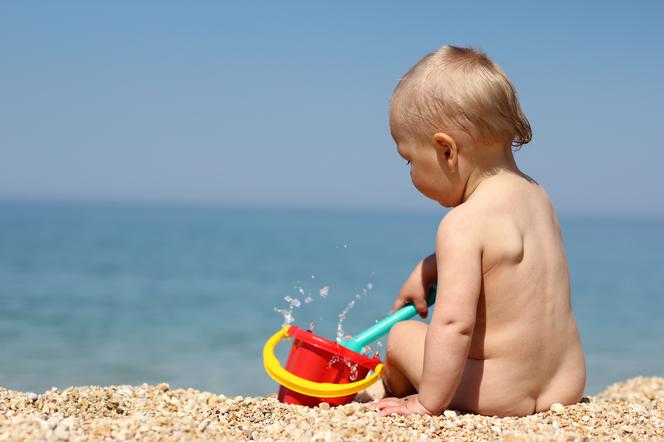 Nagie dziecko na plaży - czy powinniśmy puszczać dziecko na golaska? 