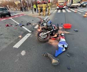 Śmiertelny wypadek na Ursynowie. Morocyklista wjechał w bok osobówki. Nie żyje