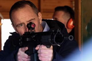 Karol Nawrocki ma broń do ochrony osobistej. Dlaczego tak trudno ją dostać?