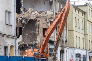 Spalona kamienica w Poznaniu znika. Trwa rozbiórka budynku  1:44 PM  i to się nie pali kompletnie! 