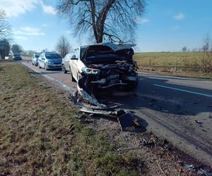 Potworny wypadek pod Siedlcami. Auto rozpadło się na pół!