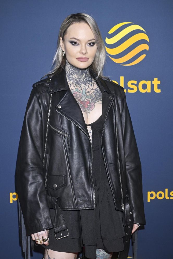 Monika Miller przyszła na premierę i się zaczęło. Tylko spójrzcie na jej nogi!