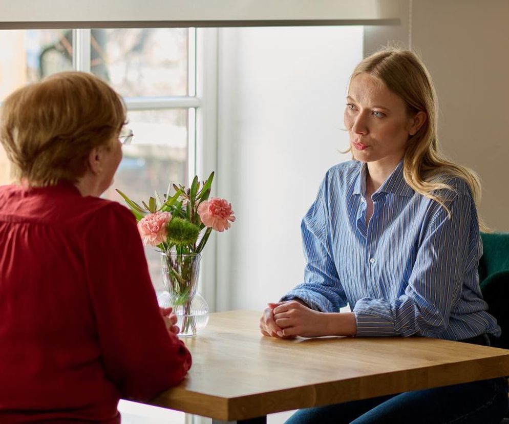 Na Wspólnej, odcinek 3829: Matka Łucji zniszczy jej randkę z Kamilem! Pozbędzie się własnej córki - ZDJĘCIA
