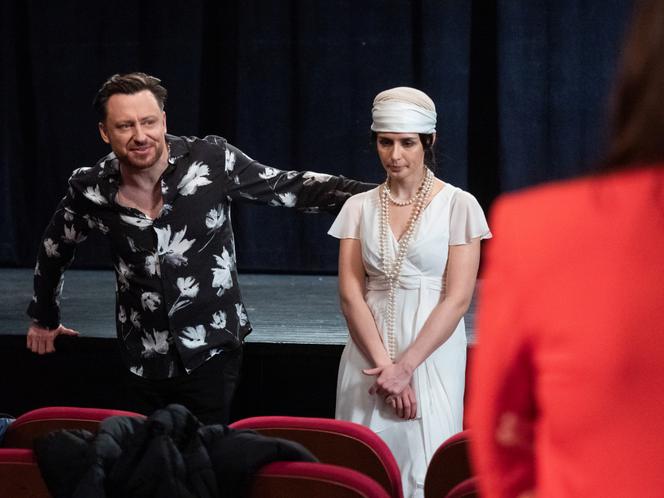 Na Wspólnej odc. 3273. Marta (Joanna Jabłczyńska), reżyser Halicki (Adam Szczyszczaj), aktorka (Sylwia Gola)
