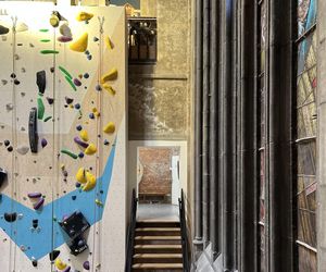 Ścianka wspinaczkowa w kościele św. Antoniego Padewskiego w Brukseli