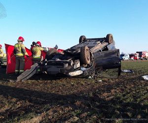 Ich dodge leżał na dachu kilka metrów od drogi! Jedna kobieta nie żyje, dwie inne zabrały służby. Wypadek w Ostrowie