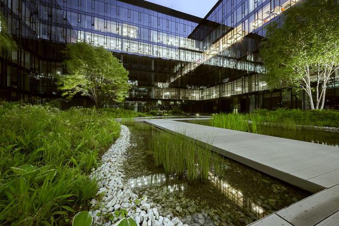 Ogród na dachu garażu podziemnego, biurowiec Konstruktorska Business Center 