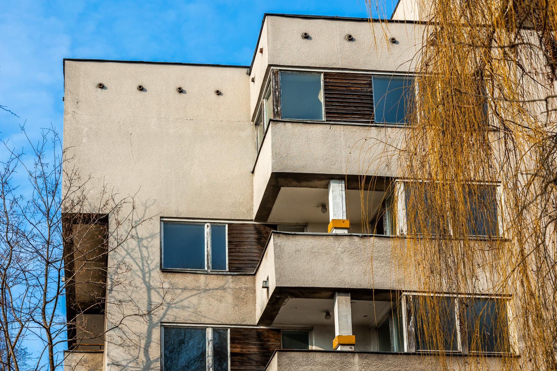 Szpiegowo, blok na Sobieskiego 100 w Warszawie
