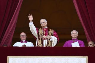 Polak u boku papieża Leona XIV. Kim jest duchowny, który pojawił się na balkonie tuż przed nowym Ojcem Świętym?