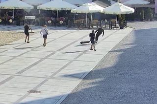 Walczyli krzesłami i hulajnogą na Rynku w Tarnowie. Policjanci szukali ich przez pół roku 
