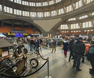 Kustomhead 2025 we Wrocławiu. W Hali Stulecia pokazano zabytkowe amerykańskie auta, motocykle i rowery 