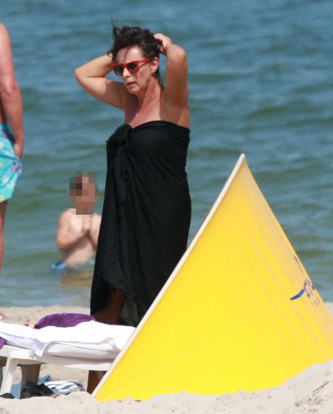 Anna Korcz na plaży na Bałtykiem