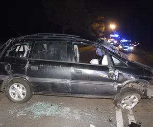 Podlesie. Groźny wypadek pod Bełchatowem. 23-latek przygnieciony przez auto