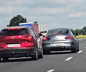 Kierowca mercedesa terroryzuje innych kierowców na autostradzie A4