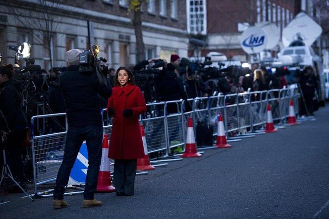 Księżna Kate wychodzi ze szpitala