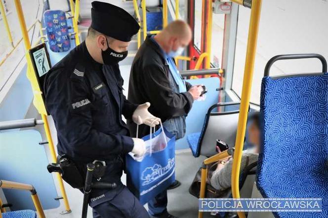 Policjanci kontrolują czy pasażerowie MPK Wrocław noszą maseczki