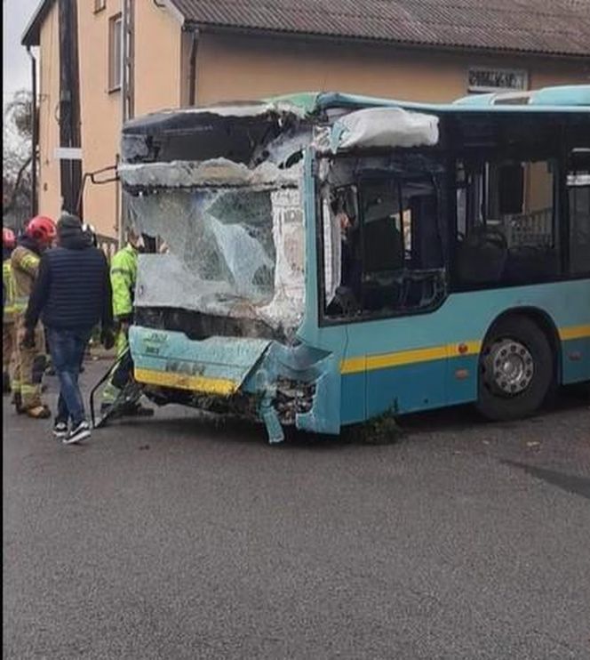 Autobus wjechał w samochody i budynek w Balinie